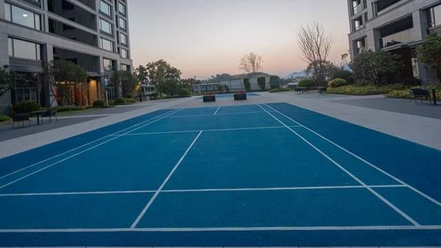 全塑型塑胶跑道施工工艺揭秘：打造高品质运动场地的关键步骤(图1)