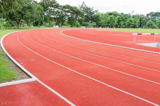全塑型塑胶跑道施工工艺揭秘：打造高品质运动场地的关键步骤(图3)