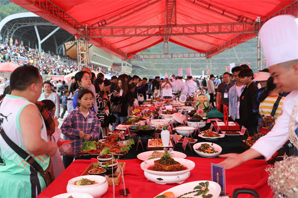 “都柳江杯”篮球赛带动三都住宿餐饮等消费达2000余万元(图1)