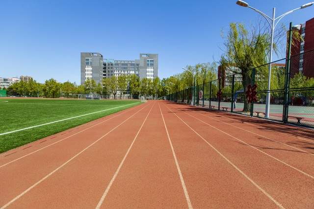 塑胶跑道厚度：安全与舒适的双重保障(图1)