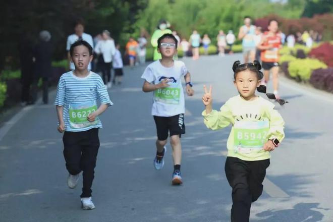 B体育：开启报名｜“百城千乡万村·社区”全民健身系列-“庆六一·迎端午”2024年崇州市绿道健身亲子欢乐跑活动(图1)