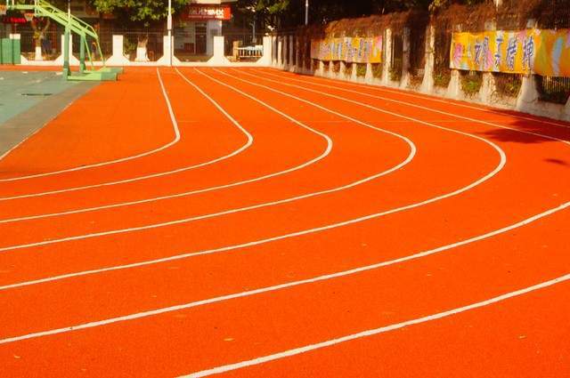 B体育：塑胶跑道的华丽变身：揭秘其施工全过程(图1)