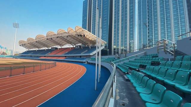 B体育：塑胶跑道的华丽变身：揭秘其施工全过程(图2)