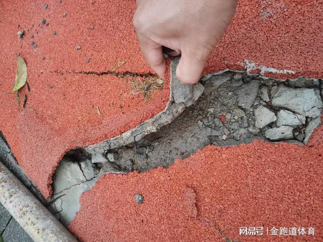 B体育：为什么塑胶跑道施工会脱层？(图1)