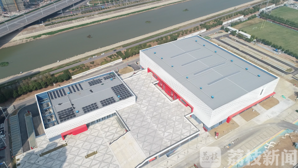 巨型“魔方”跑道带坡、不怕风吹日晒……探营国内最大室内田径馆(图1)