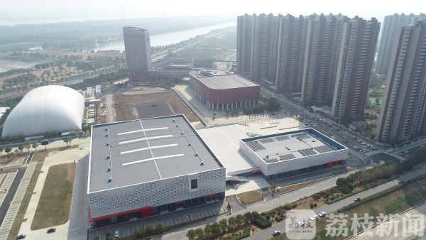 巨型“魔方”跑道带坡、不怕风吹日晒……探营国内最大室内田径馆(图2)