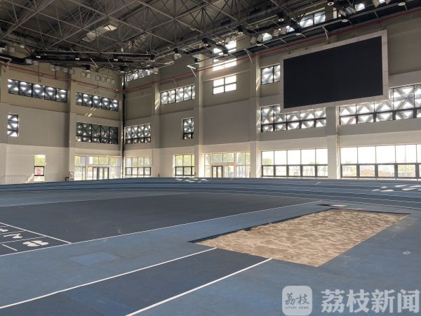 巨型“魔方”跑道带坡、不怕风吹日晒……探营国内最大室内田径馆(图4)