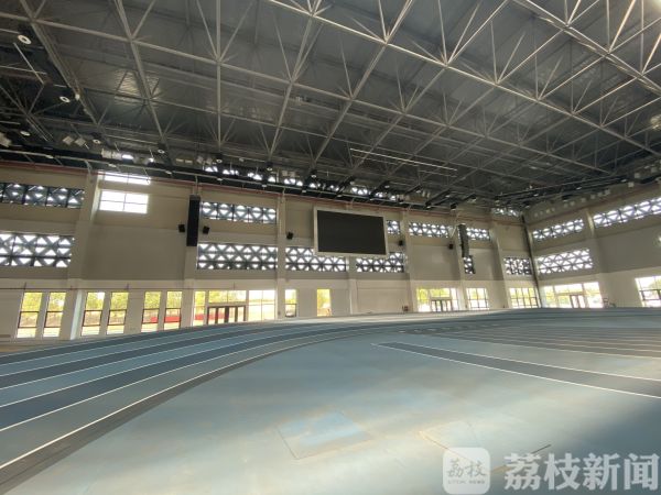 巨型“魔方”跑道带坡、不怕风吹日晒……探营国内最大室内田径馆(图8)