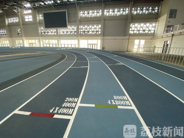 巨型“魔方”跑道带坡、不怕风吹日晒……探营国内最大室内田径馆(图6)