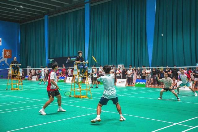 56支队伍挥拍对决四川省全民健身羽毛球公开赛（达州站）开赛(图2)