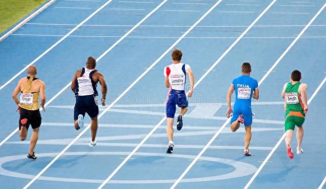 B体育：塑胶跑道800米比赛变道规则(图1)