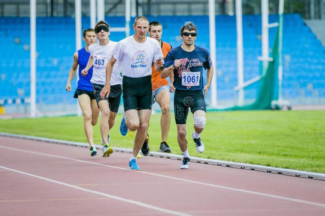 B体育：塑胶跑道800米比赛变道规则(图2)