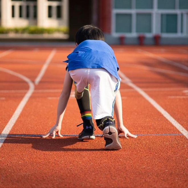 B体育：塑胶跑道800米比赛变道规则(图4)