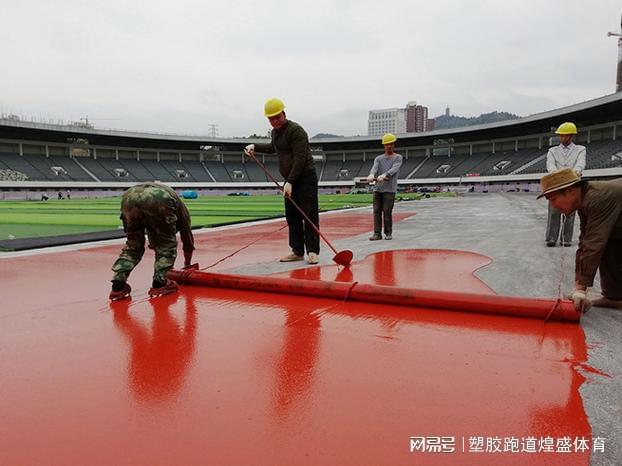 B体育：《塑胶跑道施工遇基层开裂？别慌这样解决！(图1)