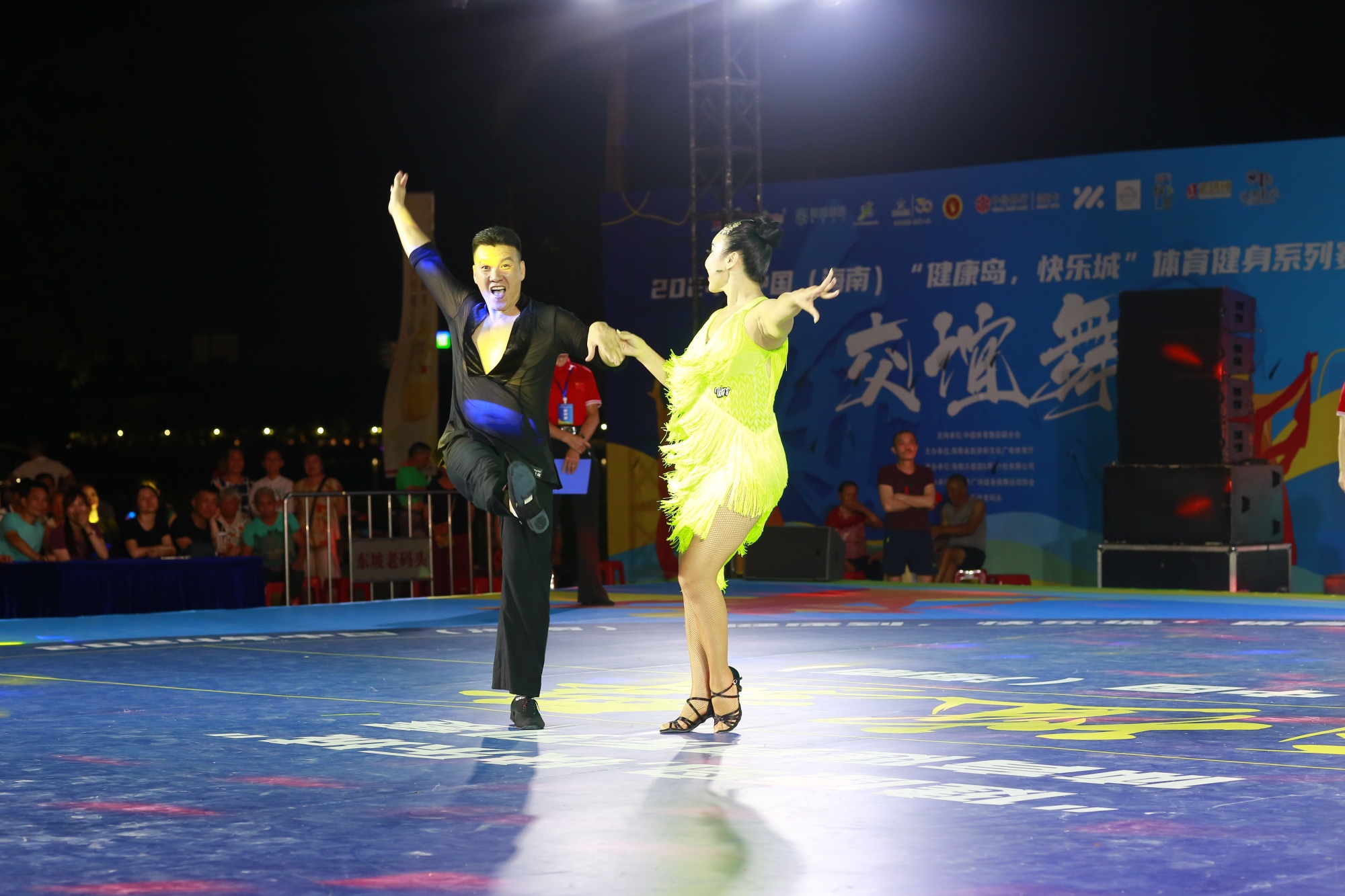 1235名交谊舞爱好者齐聚海口美兰(图2)