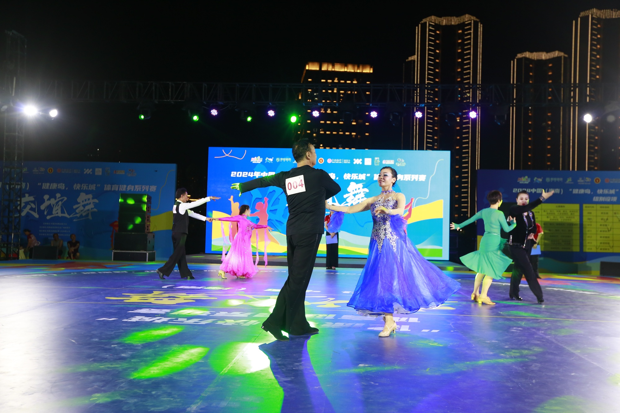 1235名交谊舞爱好者齐聚海口美兰(图1)