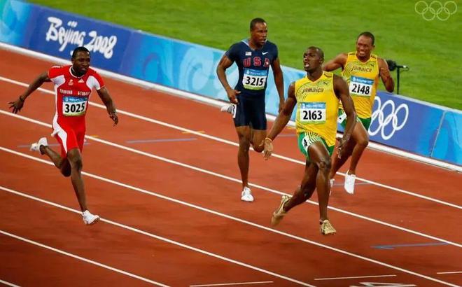 B·sport（中国体育）：跑道上的色彩之旅：从巴黎的紫到广州的红蓝(图4)