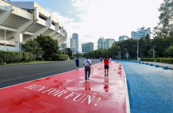 B·sport（中国体育）：跑道上的色彩之旅：从巴黎的紫到广州的红蓝(图13)