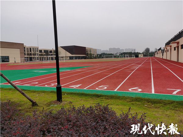 孩子连续几天流鼻血句容这些家长质疑学校塑胶跑道有质量问题(图7)