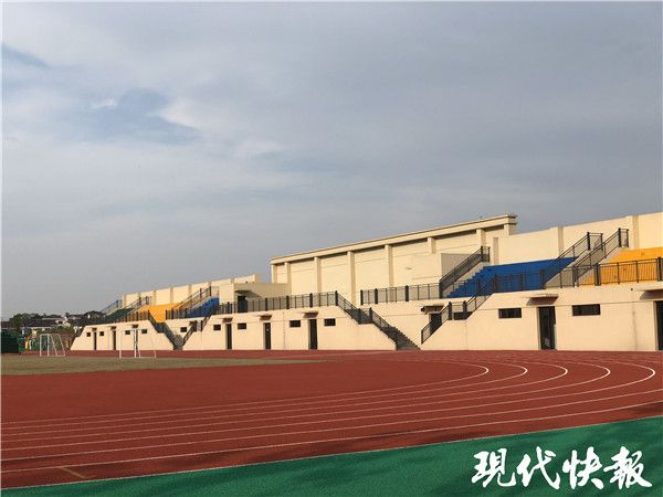 孩子连续几天流鼻血句容这些家长质疑学校塑胶跑道有质量问题(图3)