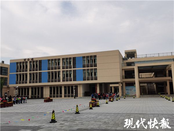 孩子连续几天流鼻血句容这些家长质疑学校塑胶跑道有质量问题(图6)