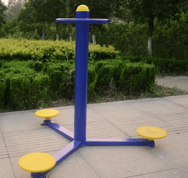 B体育：千万别小看了小区公园里的那些健身设施真能缓解腰腿疼痛！(图2)