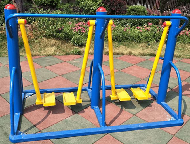 B体育：千万别小看了小区公园里的那些健身设施真能缓解腰腿疼痛！(图1)