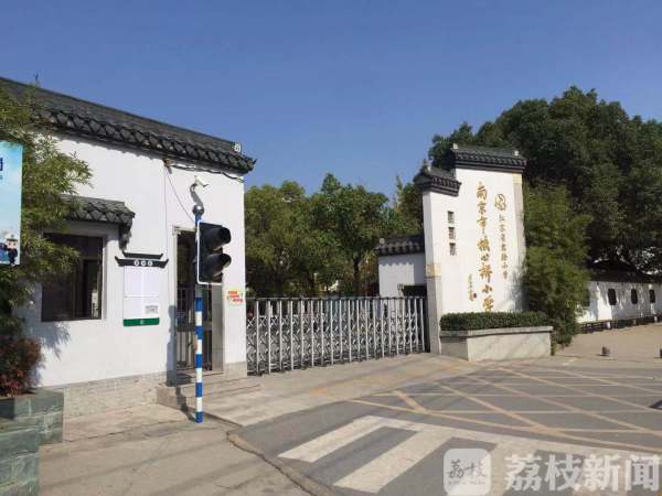 B体育：“毒跑道”再难面世！校园塑胶跑道新国标今起实施(图5)