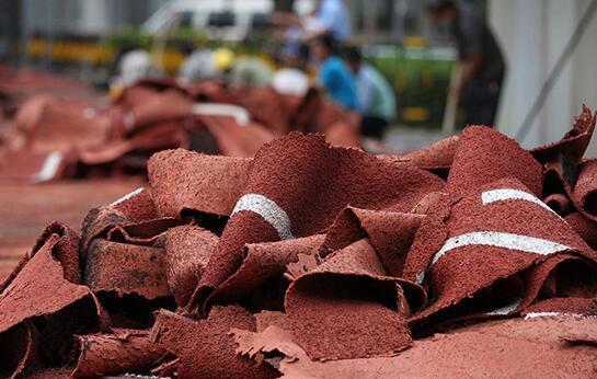 毒跑道由废轮胎制成垃圾制成塑胶颗粒废塑料桶装自制胶水(图2)