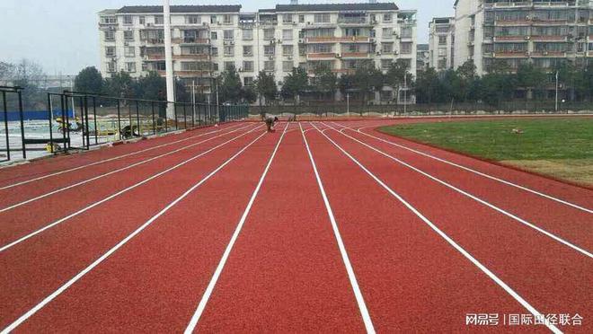 塑胶跑道标准施工周期要多久？(图1)
