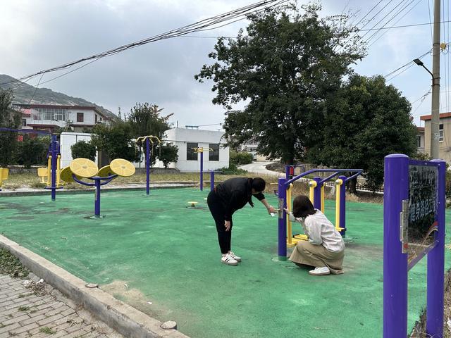 中云街道：文化站开展辖区健身设施安全巡查(图1)