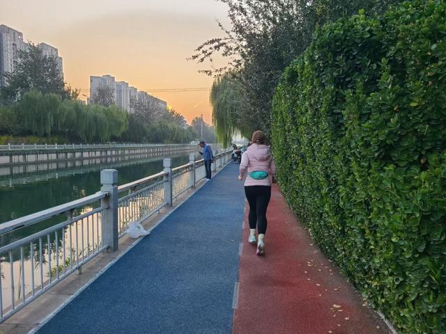 跑步运动蔚然成风！如何让家门口的跑道变得更友好？(图1)