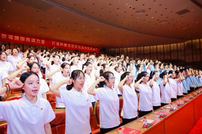 1年、10年、20340年不同教龄教师代表共同承诺：请相信西湖教育人一定会把西湖教育办好！(图1)