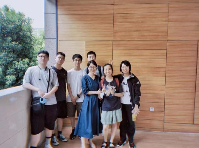 1年、10年、20340年不同教龄教师代表共同承诺：请相信西湖教育人一定会把西湖教育办好！(图3)