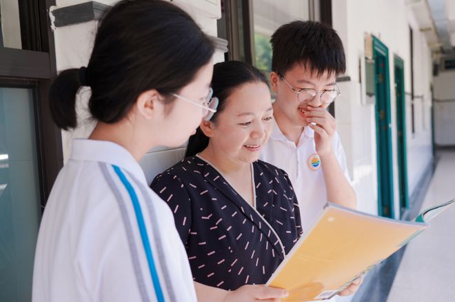 1年、10年、20340年不同教龄教师代表共同承诺：请相信西湖教育人一定会把西湖教育办好！(图13)