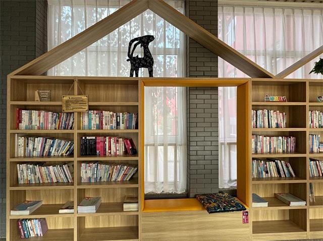 B体育：乌海市海勃湾中小学“颜值”“装备”上新(图1)