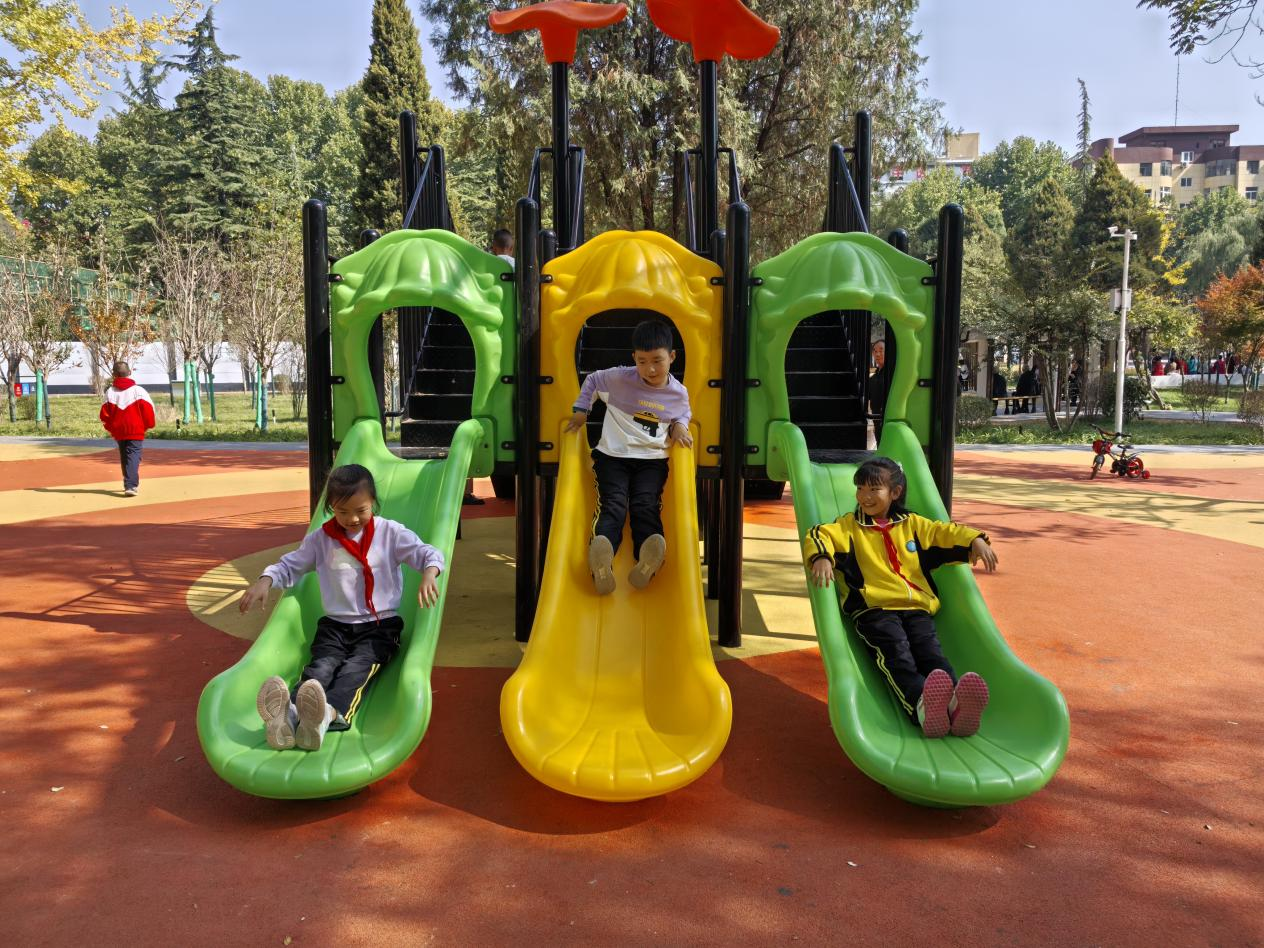 B体育：铜川市印台区重兴公园海绵化改造后新开园(图2)