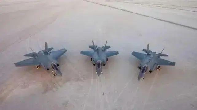 B·sport（中国体育）：歼35是一架伪装成中型机的重型机集成大量黑科技F35不是对手(图2)