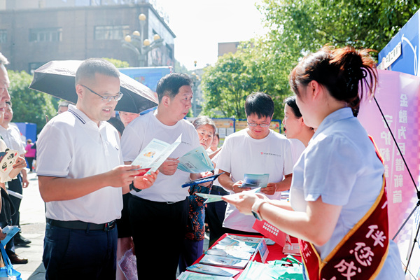 重庆开展“金融科普花花车”消保县域行巡游宣传活动(图3)