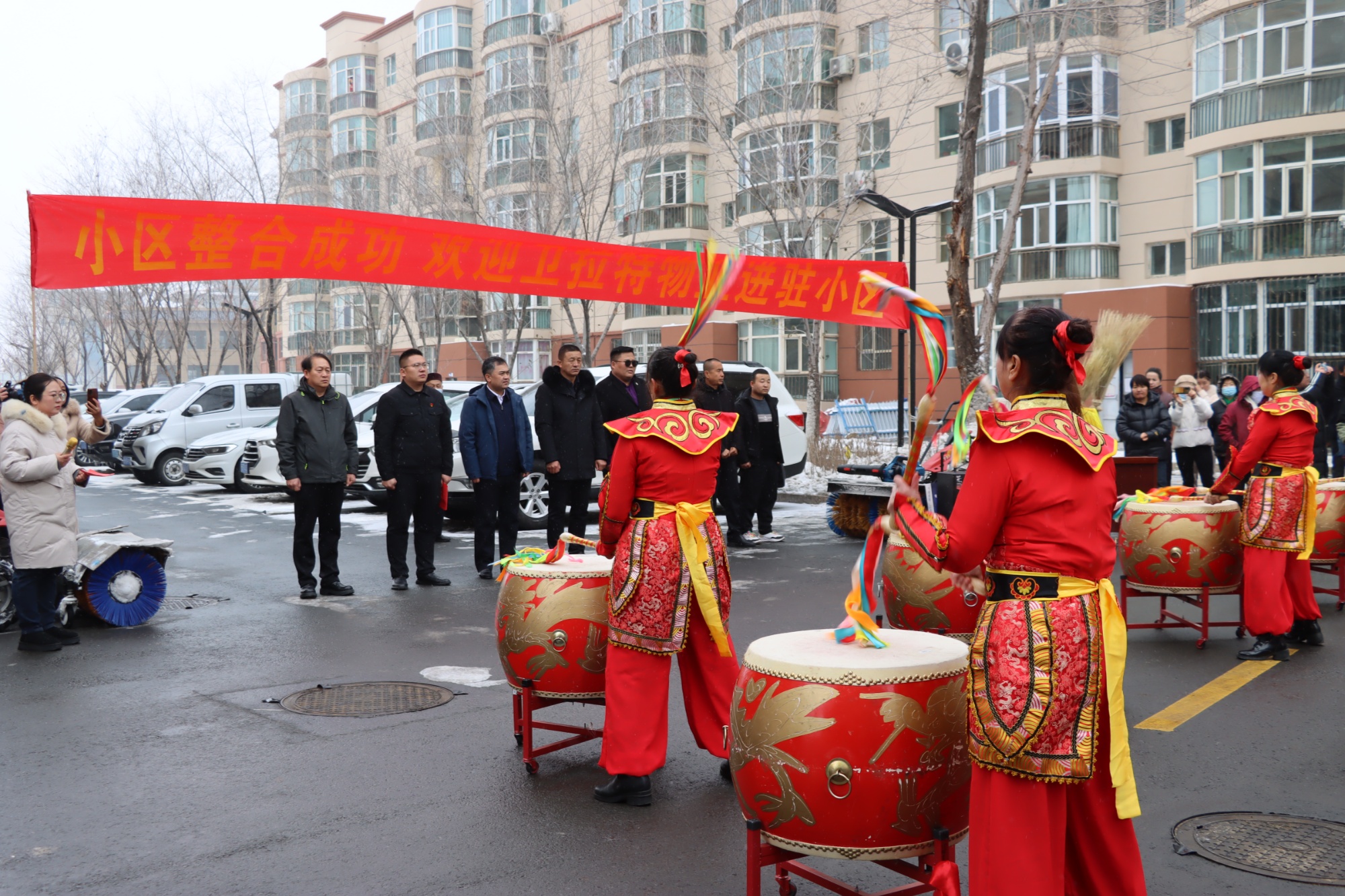 B体育：吉木萨尔县：老旧小区改造整合焕新居民敲鼓扭秧歌庆祝(图1)