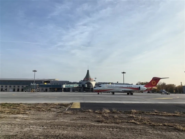 首次！ARJ21国产飞机完成新机场跑道试飞(图1)