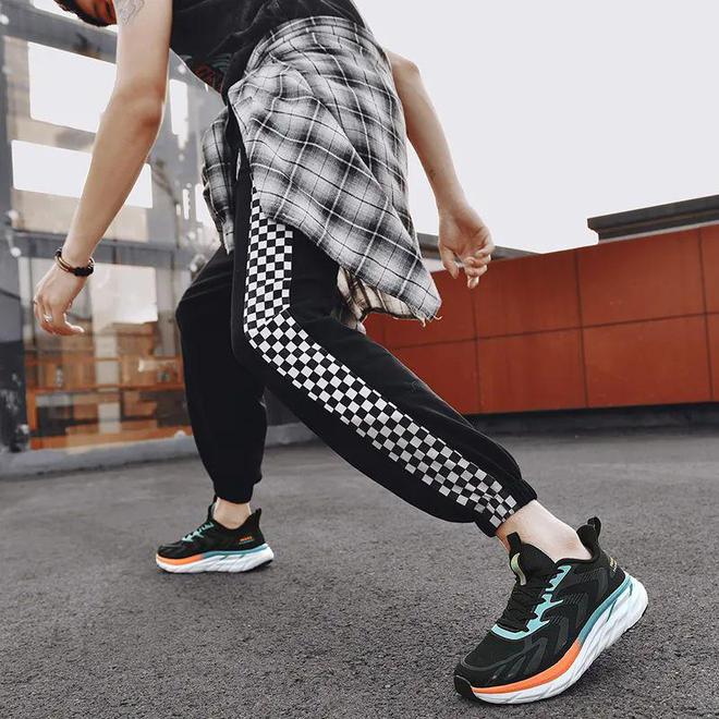 B体育：跑鞋这种东西100元和1000元差别有多大？(图1)