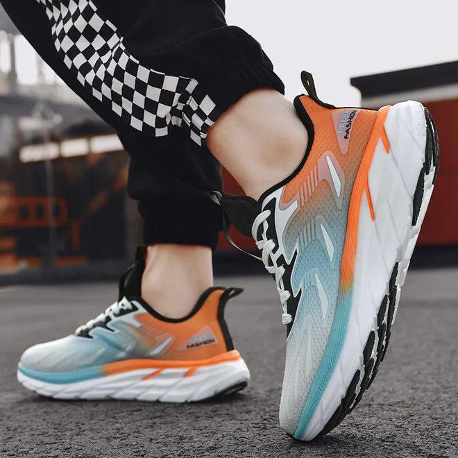 B体育：跑鞋这种东西100元和1000元差别有多大？(图4)