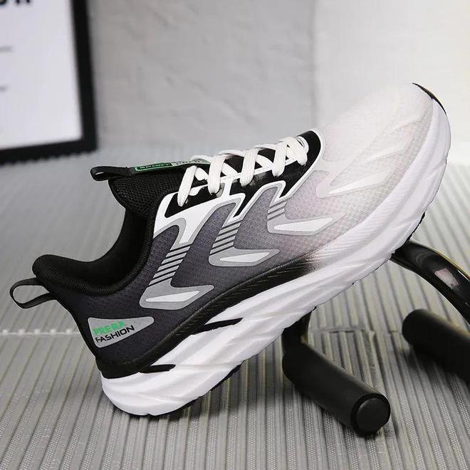 B体育：跑鞋这种东西100元和1000元差别有多大？(图17)