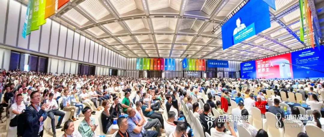 B体育：行业领军！优冠体育获2024中国品牌节塑胶跑道行业“金谱奖”(图2)