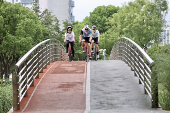 B·sport（中国体育）：大咖騎行打卡精華賽段首屆環上海·新城自行車賽呈現絕美景觀體育(图1)