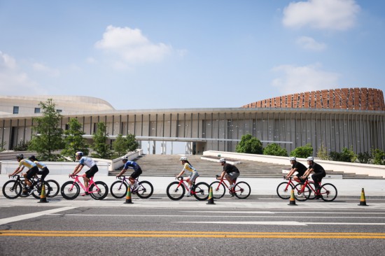B·sport（中国体育）：大咖騎行打卡精華賽段首屆環上海·新城自行車賽呈現絕美景觀體育(图9)
