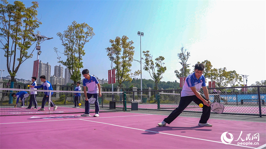 B体育：赣南山区正因“球变”(图1)