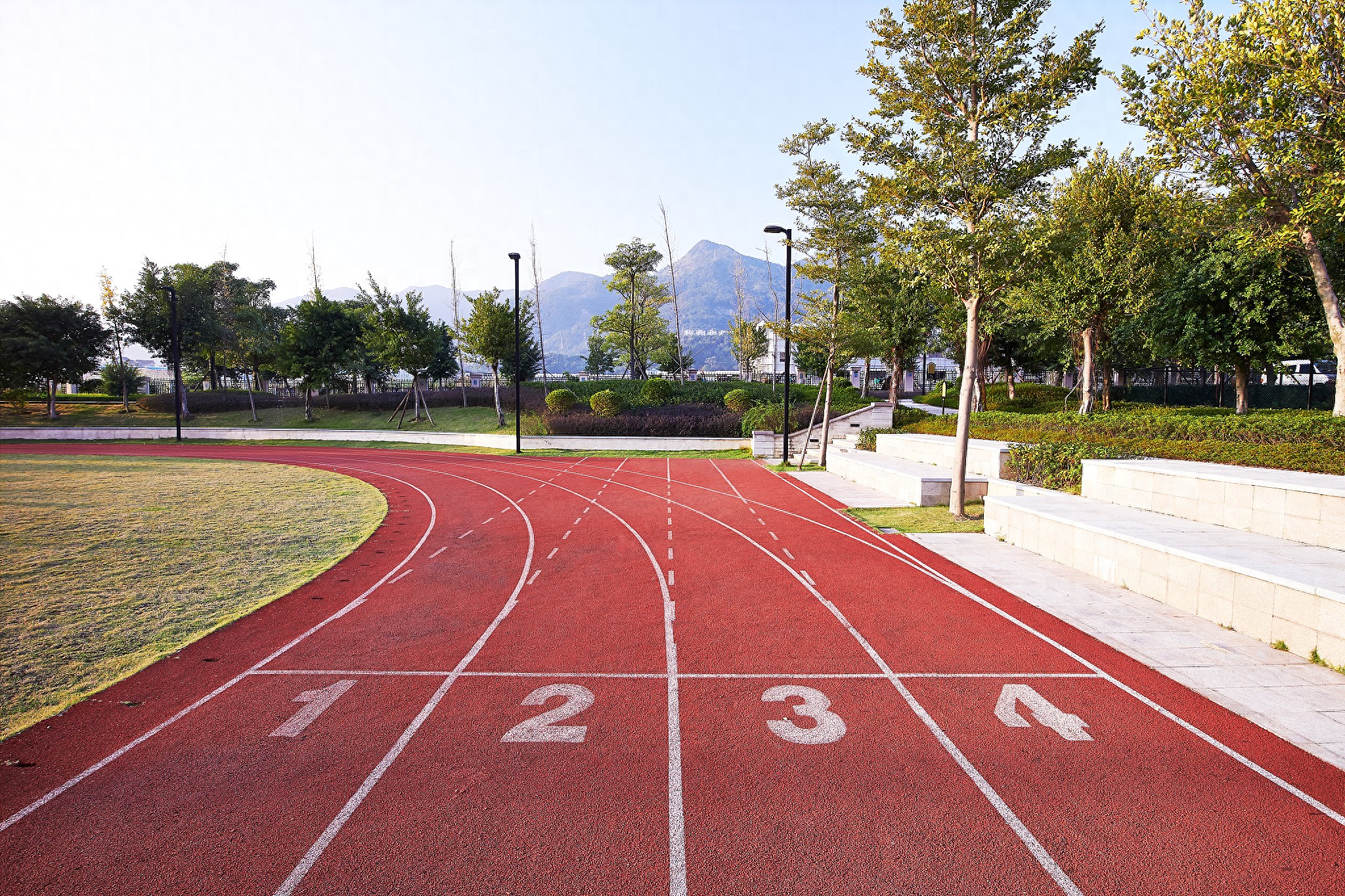 揭秘塑胶跑道的多彩材料世界：从基础到卓越的性能解析(图1)