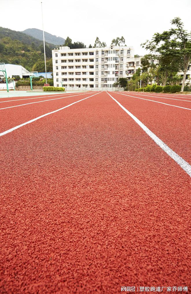 B·sport（中国体育）：塑胶跑道面层制作揭秘从材料选择到铺设全程解析！(图1)